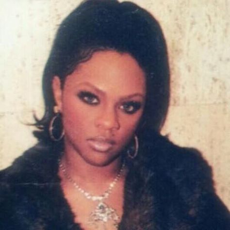 137 Likes, 3 Comments - Lil Kim Fans (@lilkimberlyjonesss) on Instagram: “#lilkim #90surban #90shiphop #90s #notime #bigmomma #hardcore #90s #fashion #kim #likeforlike…” Lil Kim 1996, Lil Kim 90s, Lil Kim, Female Reference, Black Hollywood, Black Celebrities, Female Rappers, Movie Fashion, Black Barbie