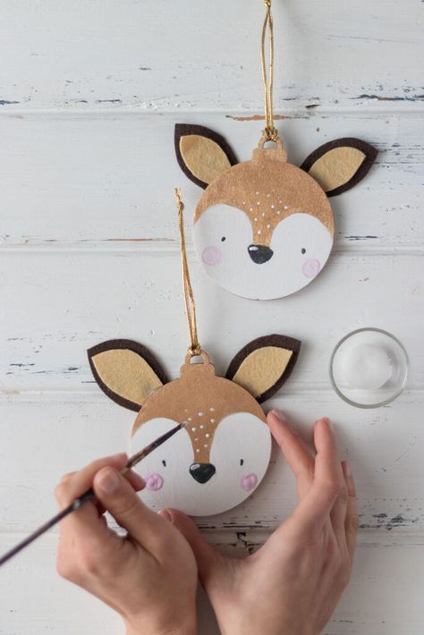 DIY bolas de Navidad ciervo - Blog Mabaonline Reindeer Diy, Tovad Ull, Crochet Ornament Patterns, Xmas Diy, Handmade Christmas Decorations, Christmas Ornament Crafts, Christmas Crafts Decorations, Christmas Deer, Baby Crafts