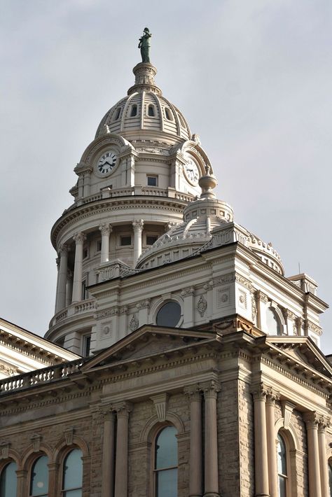 Old American Architecture, Pretty Architecture Building, Old Architecture Photography, Courthouse Architecture, Old Building Photography, Baroque Building, Cottage Architecture, Cool Architecture, Architecture Pictures