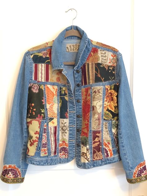 Patchwork Jeans Outfit, Upcycled Jackets, Patchwork Denim Jacket, Quilted Clothing, Patchwork Denim Skirt, Diy Denim Jacket, Jeans Patchwork, Jeans Trend, Patchwork Clothes