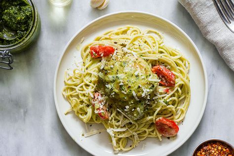 Chicken Pesto Pasta – Create a restaurant-style meal at home with this flavor-packed recipe. Chicken thighs are pan-seared and cooked in an aromatic blend of cherry tomatoes, basil pesto and parmes… Chicken Fettuccine Recipe, Pasta Dinner Recipes Chicken, Pesto Pasta Recipes Chicken, Chicken Pesto Pasta, Spaghetti Recipes Easy, Delicious Chicken Dinners, Chicken Fettuccine, Pesto Pasta Recipes, Chicken Pesto