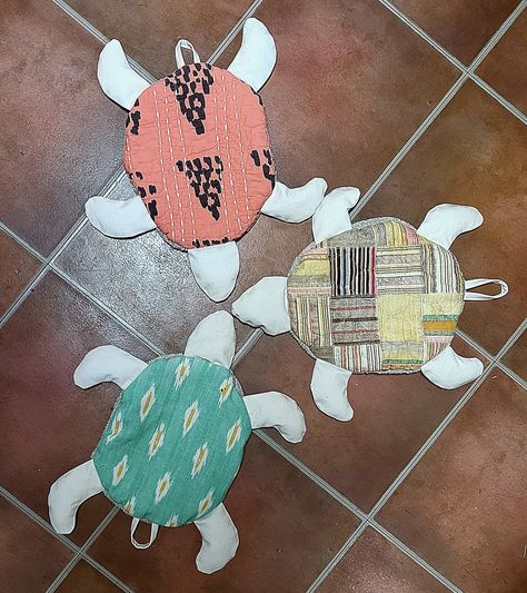 Floor turtles Turtle Kitchen Floor Mop Sewing Pattern Free, Turtle Floor Mops, Floor Turtle Mop Pattern, Floor Turtle, Reunion Ideas, Christmas Makes, Floor Cushion, Floor Cushions, Sewing Patterns Free