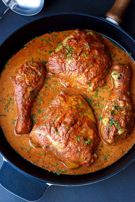 A juicy, moist and flavorful chicken with a delicious tandoori sauce. Baked Tandoori Chicken, Tandoori Sauce, Arabisk Mad, Tandoori Masala, Chicken Dish, Chicken Dinners, Keto Chicken, Chicken Flavors, Indian Cooking