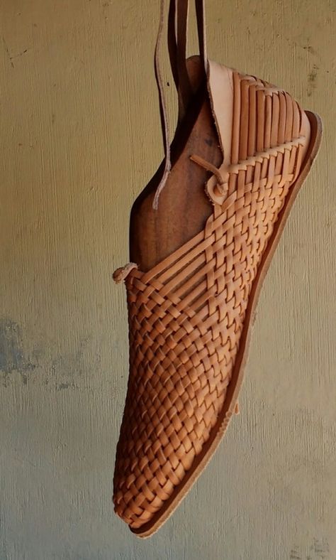 Write Script, Palm Weaving, Handmade Shoes Pattern, Daily Outfit Ideas, Mexican Huaraches, Fairy Shoes, Outfit Ideas Fashion, Woven Shoes, Mens Leather Sandals