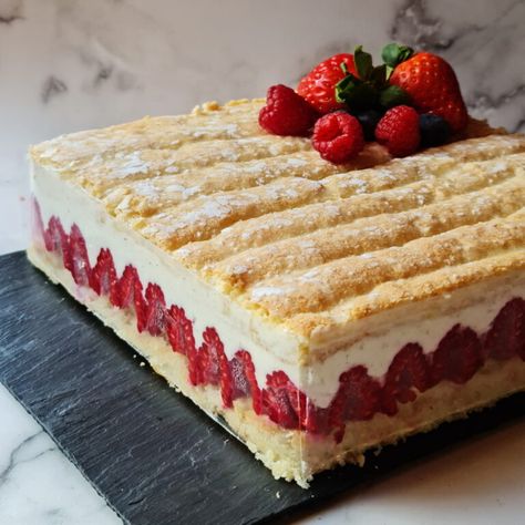 Strawberry Shortcake Recipes, Pistachio Cake, Cake Factory, Fruity Desserts, Sweets Cake, Bread Cake, French Pastries, Pastry Cake, Arabic Food