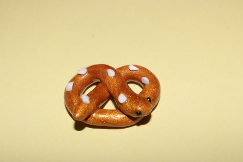 Snakes As Food Art, Cinnamon Roll Snake Clay, Snake Out Of Clay, Polymer Clay Food Animals, Cute Clay Snakes, Cute Clay Snake, Clay Snake Ideas, Food Animals Clay, Food Sculpture Clay