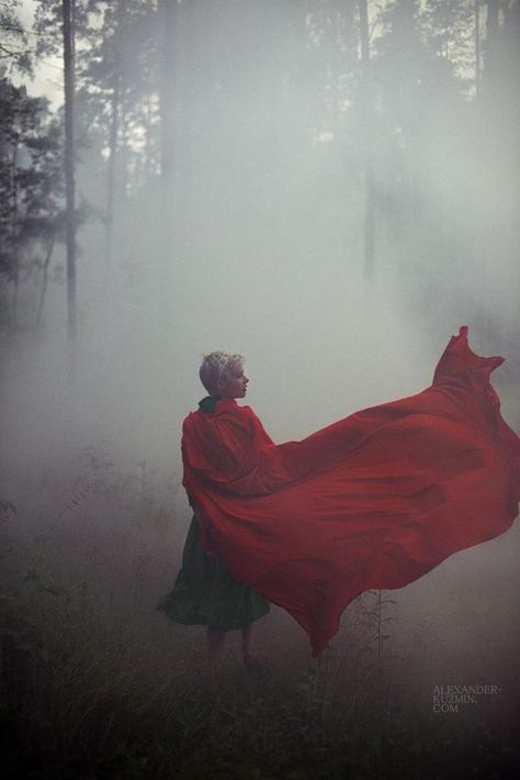 Red Ridding Hood, Red Cape, Bad Wolf, The Fog, Into The Woods, Shooting Photo, Red Hood, Little Red Riding Hood, Pics Art