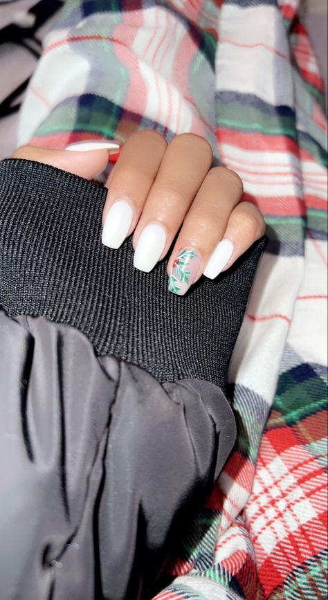 White Nails With Mistletoe, Christmas Nails Mistletoe Red, Nails With Mistletoe, Christmas Nails Mistletoe, Mistletoe Nails, Christmas Nails White, Mistletoe Christmas, December Nails, White French Tip