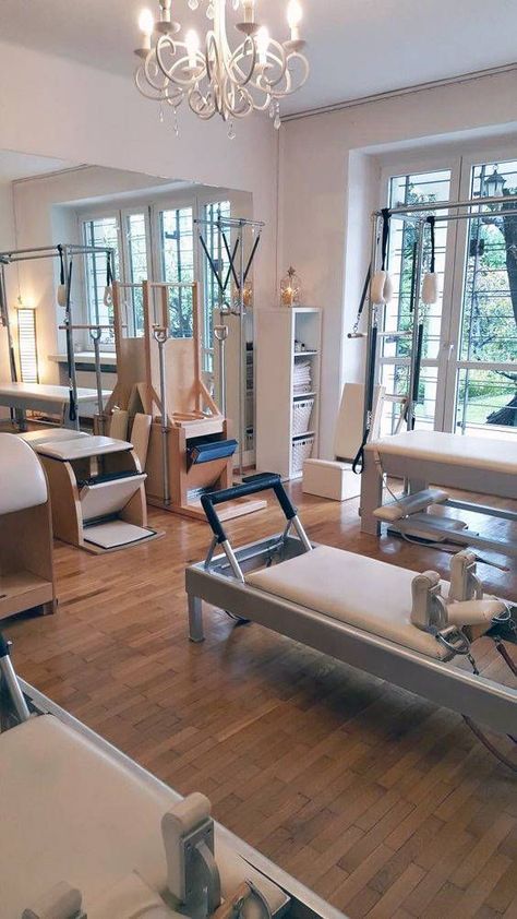 Studio Gym Design, Home Pilates Room, Pilates Home Studio, Pilates Girlies, Peloton Room, Pilates Yoga Studio, Home Pilates Studio, Wunda Chair, At Home Pilates