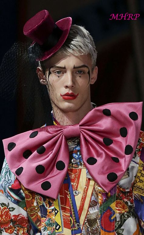 Circus Fashion Editorial, Circus Outfits Male, Circus Fashion Men, Clown Costume Men, Clown Fashion, Circus Halloween Costumes, Jester Outfit, Harlequin Costume, Circus Man