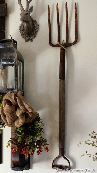 017 Pitch Fork Decor Rustic, Pitchfork Repurposed, Repurposed Tools, Rake Decor, Ice Village, Antique Kitchen Gadgets, Digging Fork, Pitch Fork, Meridian House