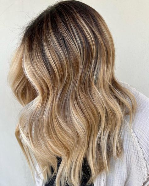 Caramel Blonde Balayage with White Pieces Creamy Blonde Balayage Dark Roots, Rooted Honey Blonde, Warm Caramel Highlights, Grown Out Blonde Hair, Dark Roots Blonde Hair Balayage, Caramel Blonde Balayage, Dirty Blonde Hair Ideas, Natural Dark Blonde, Balayage Hair Ideas