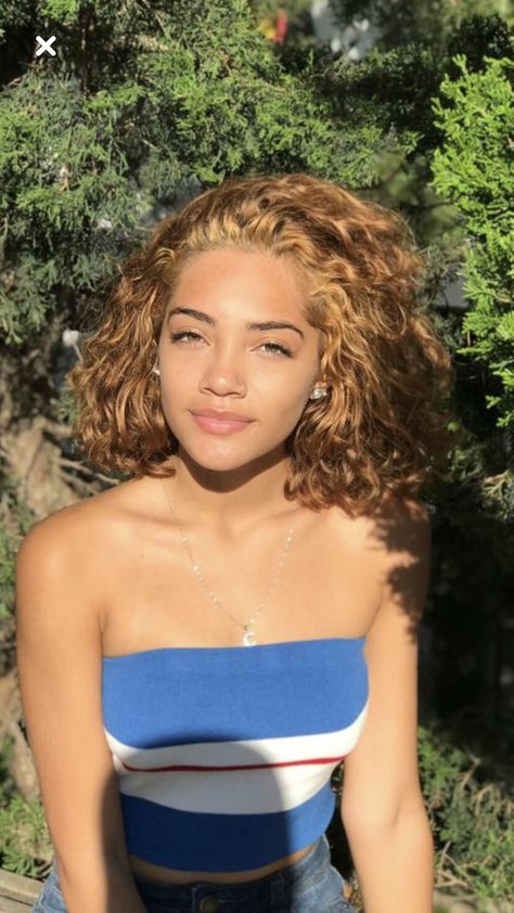 Colour House, White House Garden, Beyonce Hair, Freckles Girl, Blonde Curly Hair, House White, Curly Hair Inspiration, Garden House, Hair Inspiration Color