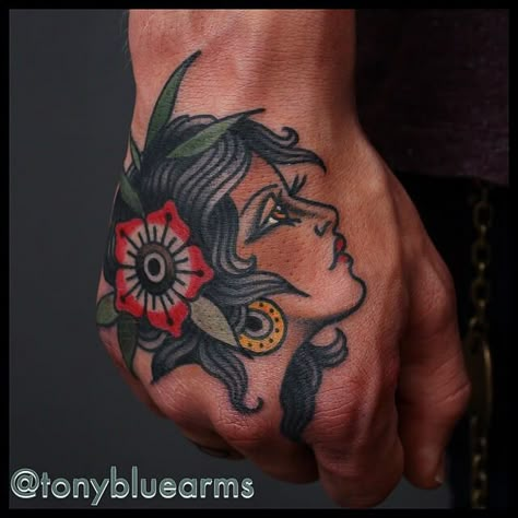 Traditional Hand Tattoo, Knuckle Tattoos, Traditional Tattoo Sleeve, Hand Tats, Old School Tattoo Designs, Traditional Tattoo Design, Traditional Tattoo Art, Old Tattoos, Classic Tattoo