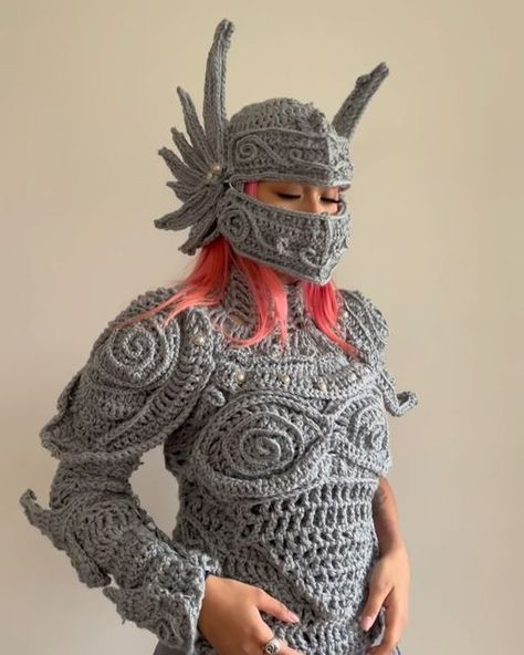 Crochet Armor, Crochet Helmet, Helmet Hat, Crochet Humor, Crochet Cap, Costume Hats, Animal Heads, Crochet Ideas, Crochet Designs