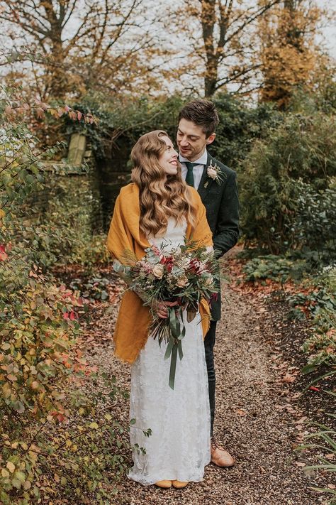 Autumn Elopement Inspiration, Autumn Micro Wedding, Fall Wedding Photoshoot Ideas, Late Autumn Wedding, Fall Wedding Portraits, Autumn Wedding Photoshoot, Autumn Wedding Pictures, Autumn Wedding Aesthetic, Simple Autumn Wedding