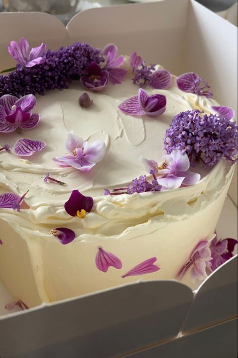 Violet Flower Cake, White Cake With Purple Flowers, Purple Flower Birthday Cake, Quince Cake, Purple Cake, Coloured Icing, Purple Cakes, Floral Wedding Cake, Engagement Cakes