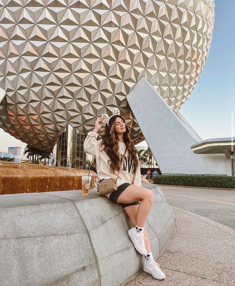 Epcot Photo Ideas, Disneyworld Pictures, Disneyworld Outfits, Disneyworld Outfit, Epcot Outfit, Disney Poses, Universal Studios Outfit, Disney Trip Outfits, Disney Outfits Women