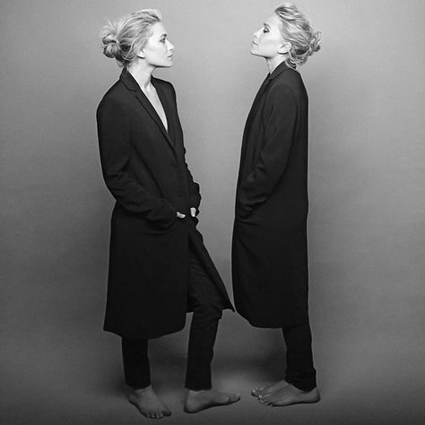 𝐌𝐊 𝐚𝐧𝐝 𝐀𝐬𝐡🌺 on Instagram: “Ash and MK for @therow • • • • • #marykateolsen #ashleyolsen #marykateandashley #olsentwins #olsen #twins #sisters #beautiful…” Allegra Shaw, Twin Love, Ashley Olsen Style, Olsen Fashion, Olsen Twins Style, Olsen Sister, Sisters Photoshoot, Mary Kate Ashley, Olsen Twins