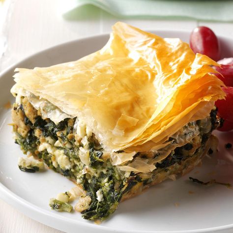 Spinach & Chicken Phyllo Pie Recipe -For a brunch showstopper, we make chicken pie with phyllo and spinach. Even our kids go for it. It's so good served with a minty fruit salad. —Katie Ferrier Gage, Houston, Texas Chicken Phyllo, Phyllo Pie, Spinach Tart, Greek Spinach Pie, Spinach Chicken, Spinach Pie, Diner Recept, Chicken Pie, Easy Summer Meals