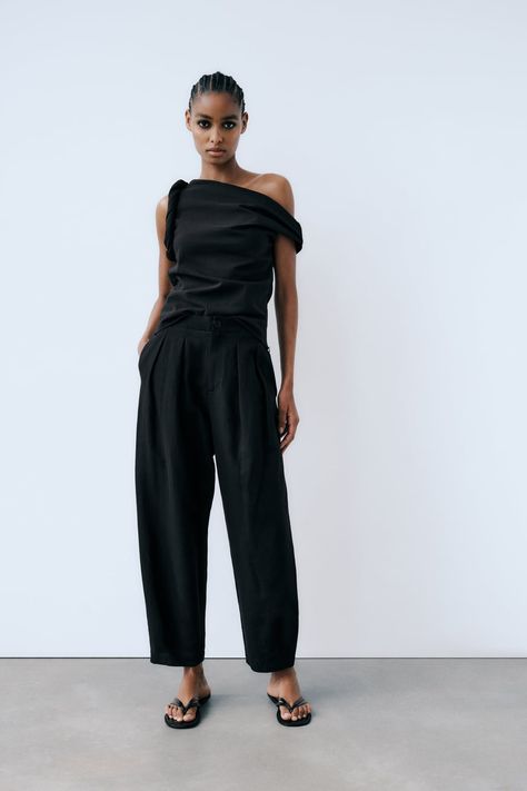 Women's Pants | ZARA United States - Page 2 Fit Trousers Outfit, Trousers Outfit, Carrot Pants, Feminine Wardrobe, Culotte Pants, Chic Blouses, Textured Dress, Summer 24, Wide Pants