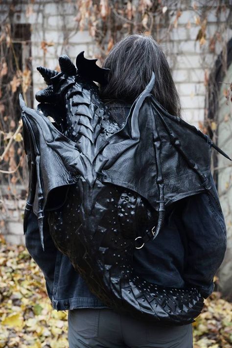 When I say I would give a limb for this dragon backpack by Bob Basset, I mean it. I have no idea how much it costs...but I'm imagining it'll be near the region of a grand or two...or three. Gothic Backpacks, Dragon Backpack, Dark Beauty Fashion, Steampunk Tendencies, Handmade Leather Backpack, Pola Sulam, Drake, Leather Handmade, Fashion Bags