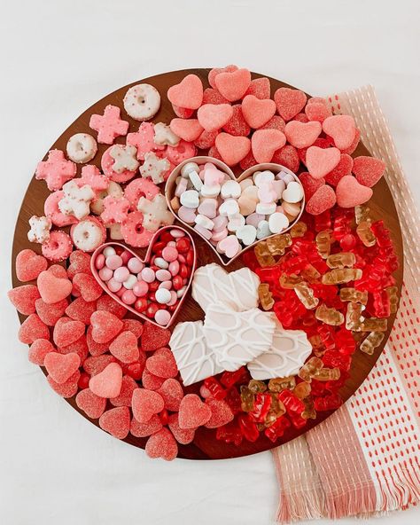 Valentine’s Day Themed Charcuterie Board, Valentines Sweets Board, Dessert Charcuterie Board Valentines, Galentines Board Ideas, Valentines Charcuterie Board Sweets, Galentines Charcuterie Board, Galentines Board Night, Themed Food Boards, Valentines Candy Board