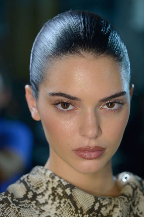 Big Brows And Long Lashes Are Going Nowhere Kendall Jenner Face, Kendall Jenner Makeup, Vogue British, Kim K Style, Kendall Style, Kardashian Kollection, Glamorous Makeup, Slick Hairstyles, Jenner Style