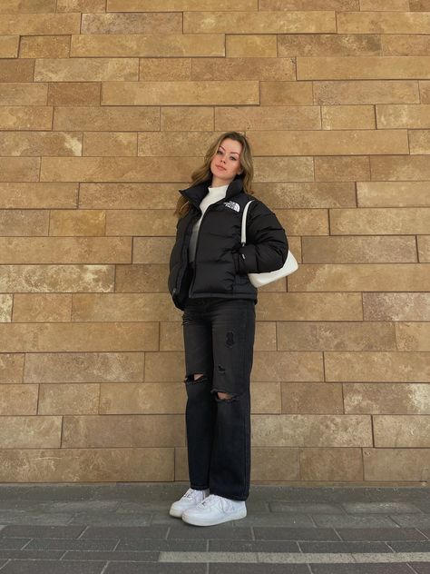 Black Northface Jacket Outfit Women, Cute Winter Outfits With Puffer Jacket, Black Cropped North Face Puffer, North Face Outfits Women Style, North Face Style Outfit, Styling North Face Jacket, Black North Face Outfit, Black Puffer Outfit Aesthetic, Women’s Puffer Jacket Outfit