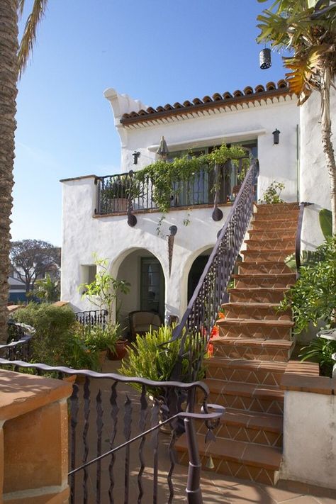 Mission Revival Homes, Mediterranean Decor Tuscan, Spanish Mission Style Homes, Mexican Bedroom, Luxury Mediterranean Homes, Mediterranean Homes Exterior, Spanish Revival Home, Mediterranean Mansion, Contemporary Mediterranean