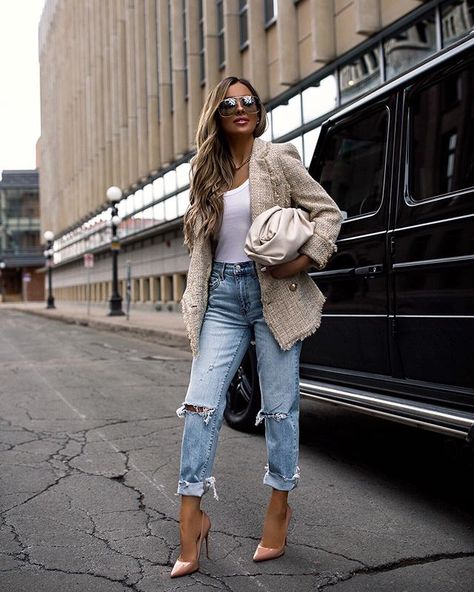 Beige favorites. Theres a huge Louboutin sale happening now and my heels are included - shop them via the link in my bio. http://liketk.it/2M2qX #liketkit #springstyle #louboutin Maria Vizuete, Mia Mia Mine, Simple Spring Outfits, Mia Mia, Christian Louboutin So Kate, Snow Outfit, Burberry Trench Coat, Denim Wear, Instagram Outfits