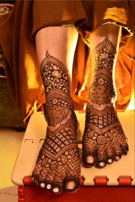 Mehndi Designs Pose, Mehandi Rasam Photography, Mehndi Girls Poss, Mehndi Stills, Mehendi Poses For Bride, Mehandi Pic, Mehandi Pose, Mehandi Poses, Mehendi Pose