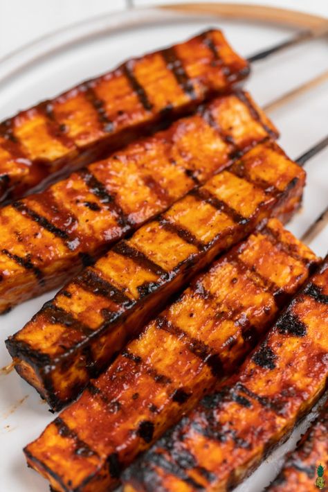 Learn how to make these simple 2-ingredient grilled barbecue tofu skewers. They're the perfect grill-friendly summer recipe to impress your friends and family with! #bbq #summer #vegan #tofu #barbecue #plantbased Tofu Skewers, Vegan Grilling Recipes, Bbq Veggies, Vegetarian Grilling, Recipes Sides, Summer Bbq Recipes, Vegetarian Bbq, Bbq Tofu, Vegan Grilling