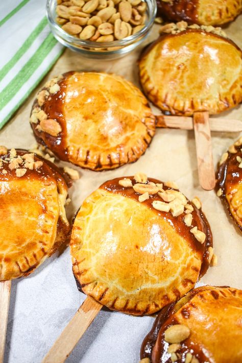 Made with shortcrust pastry and spiced apple compote and dipped in homemade caramel and crushed peanuts, these apple pie lollipops are the perfect handheld treat for autumn. These caramel apple pie pops are like apple pie on a stick! Caramel Apple Lollipops, Pie On A Stick, Apple Pie Pops, Apple Compote, Pie Pops, Caramel Apple Pie, Fruit Pie, Shortcrust Pastry, Hand Pies