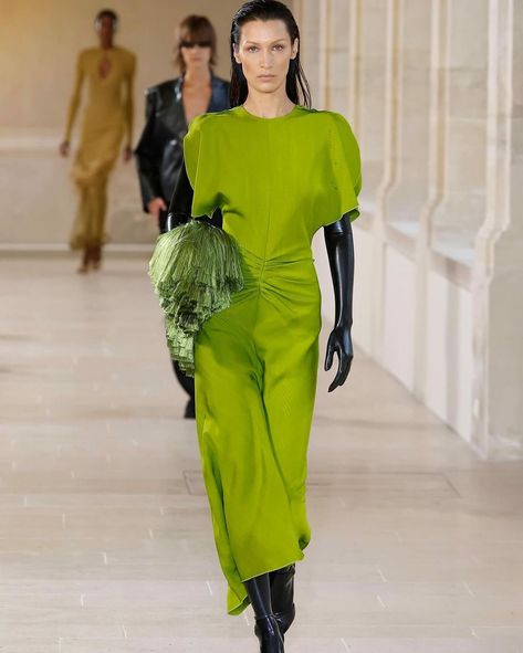 Bella hadid in Victoria Beckham Spring 2023 Ready-to-Wear collection ❤️‍🔥 Victoria Beckham Green Dress, Bella Hadid Outfits 2024, Bella Hadid Green Dress, Green Runway Fashion, Victoria Beckham Runway, Bella Hadid Runway, Spring 2023 Ready To Wear, 2023 Ready To Wear Collection, Dress In