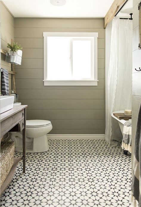 Farmhouse style bathroom, with pattern floor Bathroom Floor Tile Patterns, Small Farmhouse Bathroom, Farmhouse Bathroom Remodel, Clean Bathroom, Bathroom Farmhouse Style, Casa Country, Decor Ikea, Country Bathroom, Modern Farmhouse Bathroom