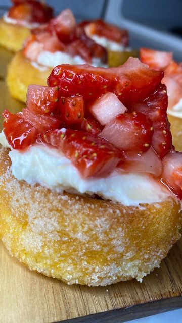 Strawberry Shortcake Bites, Toast In Oven, Dessert Shells, Sugar Strawberries, Strawberry Dessert Recipes, Dessert Bar Recipe, Easy Baking Recipes Desserts, Agave Nectar, Strawberry Desserts