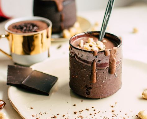 Protein packed vegan hot chocolate Paleo Chocolate Dessert, Healthy Chocolate Smoothie, Biscuits Graham, Vegan Hot Chocolate, Sugar Free Vegan, Cocoa Chocolate, Chocolate Smoothie, Chocolate Day, Paleo Chocolate