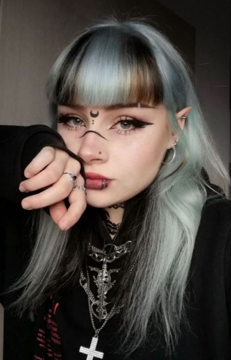 Black Witchy Makeup, Goth Viking Makeup, Medieval Makeup Aesthetic, Easy Witch Makeup Ideas, Cute Witchy Makeup, Pagan Wedding Makeup, Witch Cosplay Makeup, Sleep Token Makeup Ideas, Easy Witchy Makeup