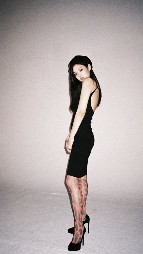 10+ Times BLACKPINK's Jennie Came For Our Souls In The Sexiest Stockings Ever - Koreaboo Jennie Kim Blackpink, Jairzinho, Blackpink Photos, Blackpink Fashion, Lalisa Manoban, Photo Instagram, Blackpink Jennie, Yg Entertainment, Korean Singer