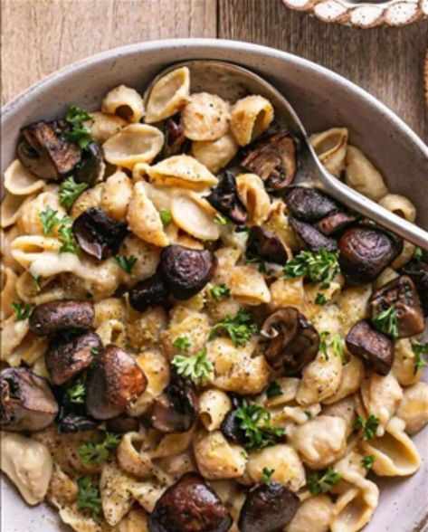 Creamy Alfredo Style Mushroom Pasta - Dieter24 Mushroom Alfredo Pasta, Weight Watchers Cake, Mushroom Alfredo, Cashew Cream Sauce, Vegan Crab, Traditional Pasta, Fettuccine Pasta, Pasta Ingredients, Gourmet Vegan