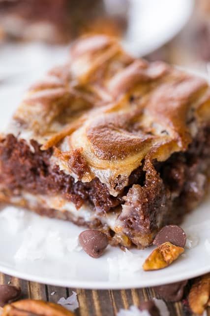 Gooey German Chocolate Bars - ooey, gooey heaven in a pan! These things are SOOOO good!!! Coconut, pecans, german chocolate cake mix, cream cheese, butter and powdered sugar. Only takes a minute to make. The hardest part is waiting on the bars to cool!!! Great for Valentine's Day and summer potlucks! Easy German Chocolate Cake, German Chocolate Bars, Lunch Lady Brownies, German Chocolate Brownies, Cake Mix Bars, German Chocolate Cake Mix, Gooey Cake, Gooey Bars, Chocolate Bundt Cake