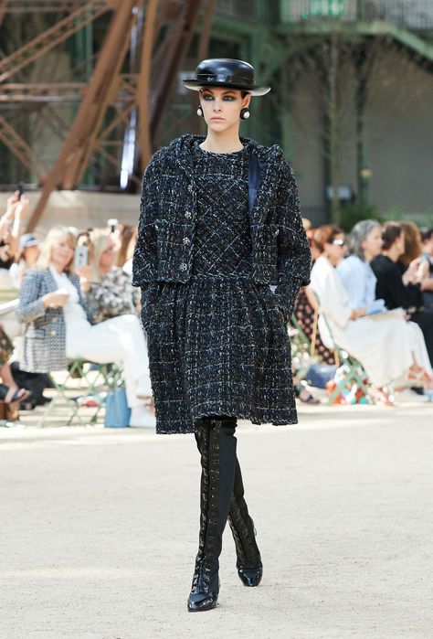 Chanel Fall 2017, Glamorous Chic Life, Royal Blue Outfits, Chanel 2017, Coco Chanel Fashion, Coco Dress, Moda Chanel, Collection Couture, Mode Chanel