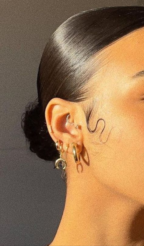 Baddie Piercings Ear, Rihanna Ear Piercings, Piercing Black Women, Hoops Aesthetic, Upper Ear Piercing, Body Board, Piercing Inspiration, Earring Inspo, Piercing Inspo