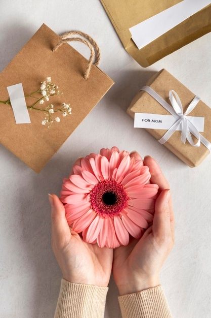 Arrangement of pretty mother's day elements Free Photo Mothers Day Gift Photography, Mother Day Aesthetic, Mothers Day Product Photography, Mother's Day Aesthetic, Mothers Day Photography, Mothers Day Aesthetic, Mother's Day Photography, Happy Mothers Day Gifts, Mothers Day Advertising