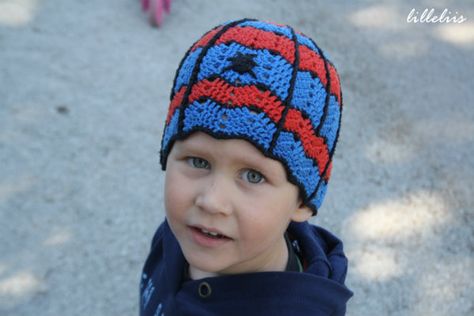 No pattern, but she made it using a rug pattern Spiderman Beanie Crochet Pattern, Spiderman Hat Crochet, Crochet Spiderman Hat, Crochet Spider Man, Spiderman Beanie, Crochet Spiderman, Spiderman Hat, Crochet Spider, Crochet Character Hats