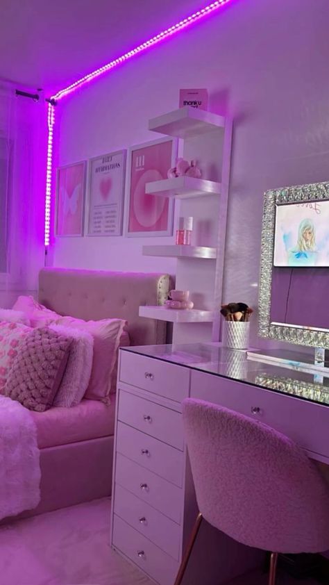 🌸🎀💖 Mini Rugs In Bedroom, Room Inspo Hello Kitty, White And Pink Room Aesthetic, Comfy Room Decor, Room With Vanity, Latina Room, Preppy Bathroom Decor, Latina Fits, Glam Room Ideas