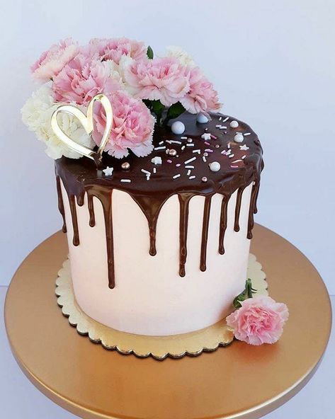 Vanilla Cake Raspberry Filling, Cake Raspberry Filling, Cozy Baking, Flowers And Chocolate, Grad Decor, Cake Raspberry, Cake With Fresh Flowers, Birthday Things, Chocolate Drip Cake