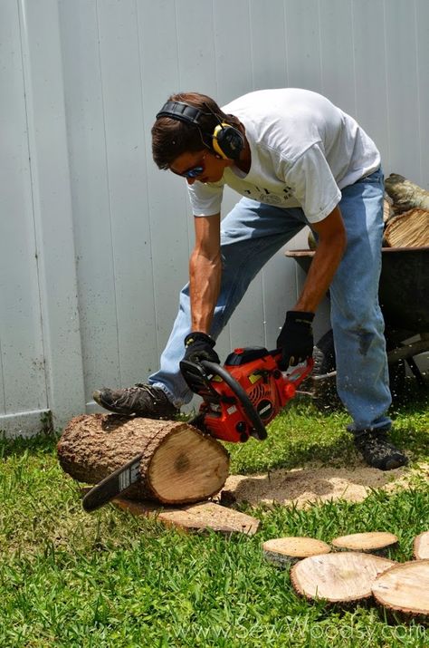 How to Create a Natural Log Pathway + Video via SewWoodsy.com Log Pathway, Wood Pathway, Cheap Landscaping Ideas, Landscaping With Large Rocks, Diy Pergola, Garden Pathway, Tree Stump, Pretty Plants, Wooden Garden