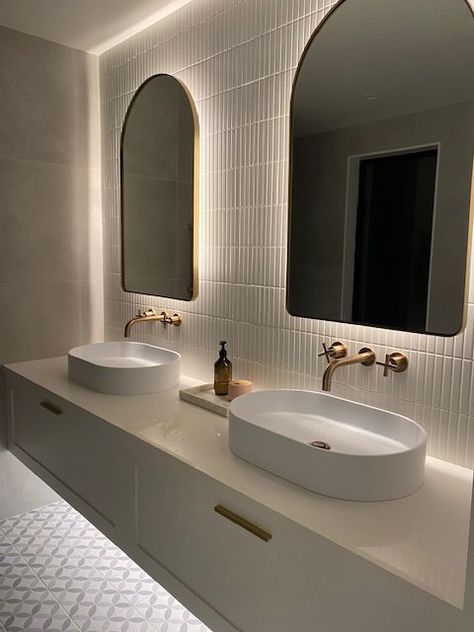 Large Tile Bathroom, Ensuite Vanity, Fully Tiled Bathroom, Decorative Bathroom Mirrors, Plain Tiles, Large Bathroom Mirrors, Main Bathroom Ideas, Creative Tile, Ensuite Shower Room